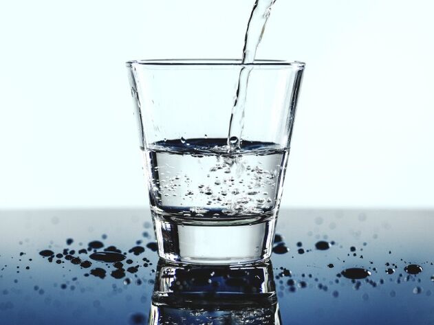 woda pitna wraz z alkoholem