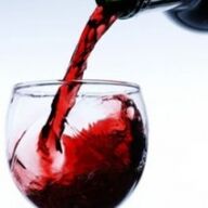 wino wlewa się do kieliszka