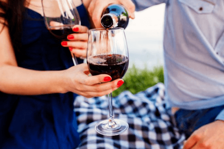 Wino to najlepszy napój alkoholowy na przyjemny wieczór przed seksem