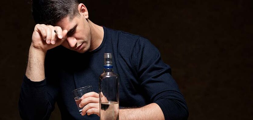mężczyzna pije alkohol jak rzucić zdjęcie 1