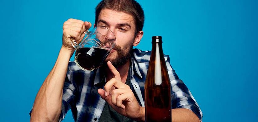 mężczyzna pije alkohol jak rzucić zdjęcie 2